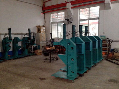 無鉚釘壓鉚機(jī)設(shè)備 高效鉚接0.6-2.5mm板材，濟(jì)南賽思特流體系統(tǒng)設(shè)備提供三套模具